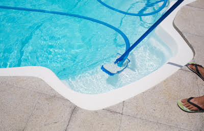How to Vacuum a Swimming Pool (with a Sand Filter)
